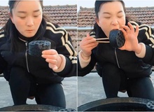 Liều mạng ăn than tổ ong nóng hổi để nhận donate, nữ streamer khiến người xem sốc nặng