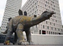 Nạn nhân bí ẩn mắc kẹt trong chân bức tượng khủng long: Mất mạng vì cố nhặt điện thoại?