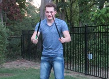 Tự đốt nhà, chơi Fruit Ninja bằng dao thật và những trò đùa nguy hiểm tới suýt mất mạng của các streamer trên thế giới