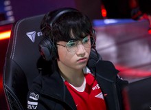 Fan nhói lòng trước hình ảnh Keria tay run cầm cập, không cầm nổi chai nước sau thất bại của T1