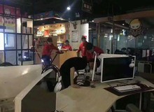 Cục súc khi thua trận, nam game thủ trút giận, húc thủng cả màn hình máy tính rồi nhập viện ngay sau đó