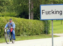 Sau nhiều năm cố gắng, cuối cùng thì ngôi làng "F**king" đã được đổi tên!