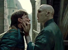 Sốc óc vì 1 chi tiết Harry Potter tập 1 "úp mở" việc Voldemort vẫn còn sống, có thể trở lại: Fan tranh luận kịch liệt, sự thật là gì?