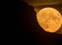 Loạt ảnh ấn tượng về "siêu trăng sấm" với độ lớn kỷ lục rực sáng trên bầu trời khắp thế giới