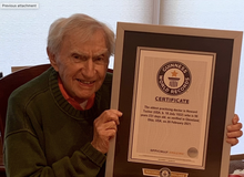 100 tuổi vẫn hành nghề y, một bác sĩ lập kỷ lục Guinness