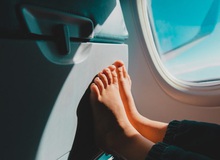 Vì sao bạn nên tránh đi chân trần trên máy bay?