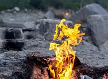 Những hòn đá cháy liên tục 2.500 năm không tắt