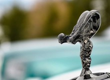 Chuyện "thâm cung bí sử" về biểu tượng "thiếu phụ bay" của Rolls-Royce: Vợ của quý tộc, suýt lấy cảm hứng từ Nike