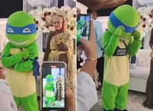 Bạn gái yêu 8 năm đi lấy người khác, chàng trai đóng giả làm "Ninja rùa" dự đám cưới trong nước mắt