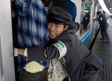 Nghề lạ nhất Nhật Bản: Nhồi nhét người lên tàu bất chấp việc bị coi là thô lỗ