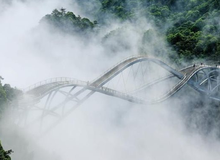 Trung Quốc xây dựng công trình ‘lơ lửng giữa mây’ khiến thế giới ngỡ ngàng: Uốn lượn như sóng giữa 2 vách núi, dài tới 100 mét, ‘độc lạ’ đến mức nhiều người không tin là có thật