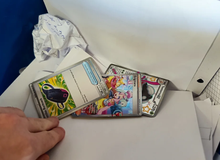 Đi đổ rác, nhặt được thẻ Pokemon hiếm trị giá hàng chục triệu đồng