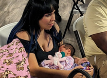 Vừa sinh chưa được 1 tuần, nữ game thủ bế con, "ẵm" luôn giải vô địch Mortal Kombat