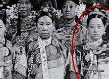 Bộ ảnh hiếm chụp thời nhà Thanh hơn 100 năm trước: Ngỡ ngàng trước nhan sắc giai nhân đứng cạnh Từ Hi Thái hậu