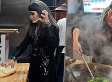 Trải nghiệm ẩm thực võ hiệp có 1-0-2, nhân viên cosplay Hoàng Dung bưng bê, Mai Siêu Phong nhồi bột gây sốt