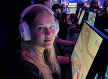 10 năm thi đấu chuyên nghiệp, nữ game thủ khiến tất cả xót xa khi phải "bán bánh" kiếm tiền