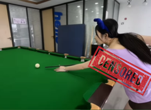 Chơi bida nhưng diện đồ không phù hợp, kênh Instagram vẫn hút hơn 1,3 triệu follow, dấy lên quan ngại về content độc hại