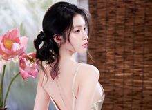 Khoe sắc bên hoa sen, hot girl khiến người xem ngỡ ngàng vì vừa thanh lịch, vừa gợi cảm đến không ngờ