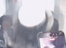 Tràn lan clip nữ thần đẹp bậc nhất showbiz không mời mà tới 1 hôn lễ, làm đủ trò lố lăng phá nát đám cưới