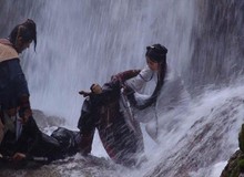 Rùng mình cảnh Lưu Diệc Phi bị thác nước cuốn trôi, 1 tài tử hạng A liều mình nhảy xuống cứu mạng