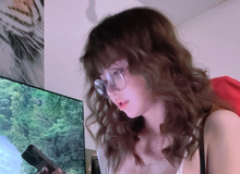 Khoe gaming room, nữ game thủ khiến người xem “mất tập trung” vì quá xinh đẹp