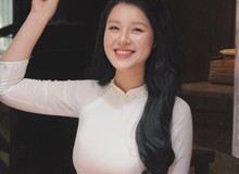 Cô giáo hot girl rạng rỡ trong tà áo dài mừng Đại lễ 30/4