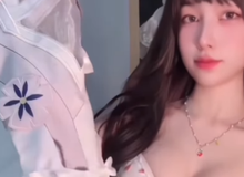Chán cosplay, hot girl quay video "unbox" khiến người xem "ngợp thở"