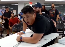 Vô địch giải đấu, nam game thủ quá phấn khích, "phá" luôn cả bộ máy PS5 của BTC