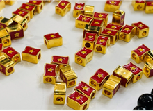 Charm vàng 18k Quốc kỳ Việt Nam dịp 30/4 và 2/9 được mọi lứa tuổi yêu thích