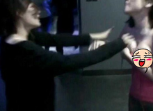 "Combat" trong quán net, hai nữ game thủ có hành động đáng xấu hổ: Văn hóa cư xử chốn công cộng bị lãng quên