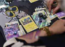 Dạy con trai lừa bán thẻ Pokémon giả trên livestream, nam game thủ bị cộng đồng bóc mẽ, chỉ trích mạnh mẽ