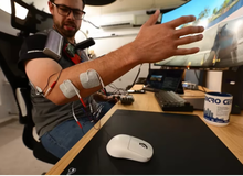 Bá đạo như anh chàng YouTuber, chế tạo hẳn "aim bot" vật lý, tự điều khiển cơ thể mình