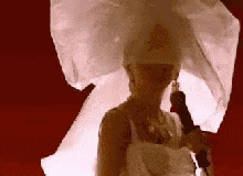 Không tin nổi: Mẹ già 102 tuổi của nữ diva đình đám quyết “bào” con gái quá cố đến tận cùng