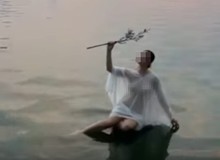 Ăn mặc phản cảm chụp "concept" giữa hồ, hot girl khiến CĐM phải nhăn mặt