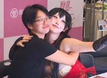 Đi fan meeting, được idol "hôn" công khai giữa thanh thiên bạch nhật, màn tương tác khiến CĐM dậy sóng tranh cãi