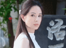 Lý Nhược Đồng làm gì với gương mặt của mình đấy?