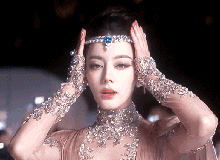 Mọi ống kính đều hướng về Địch Lệ Nhiệt Ba