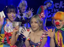 Nhóm idol gây sốc khi lột đồ, mặc bikini biểu diễn giữa tuyết rơi -10°C