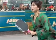 Không còn “vén váy” chơi Pickleball, Nàng Kim lại gây tranh cãi khi diện… áo bà ba quay clip