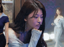 Quá khứ gây sốc của nữ pháp sư sinh năm 1998 đang vụt sáng ở show tâm linh Hàn Quốc