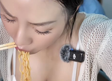 Làm video mukbang ăn mì tôm, hot girl xinh đẹp hút hơn 1 triệu view chỉ trong tíc tắc
