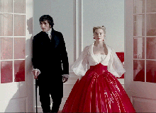 Giải mã 9 chi tiết ẩn trong Đồi Gió Hú: Phòng ngủ mang màu da nữ chính, tại sao bức tường lại "đổ mồ hôi"?