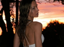 Mỹ nhân Playboy Rachel Cook đốt mắt người hâm mộ với bộ ảnh bikini tí hon bên thác nước