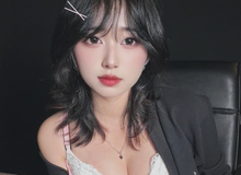 Đăng ảnh xem tarot nhưng hot girl Mercury Nguyen lại khiến dân mạng "không thể rời mắt"