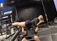 Ngôi sao Chelsea gây bão với clip dùng bạn gái xinh đẹp làm... tạ đẩy ngực