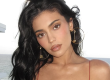 Kylie Jenner khoe body "đồng hồ cát" cực cháy, hé lộ kho túi Hermès trị giá hàng chục tỷ đồng