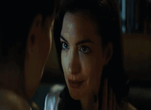 Mở mắt đúng cách thấy là thấy Anne Hathaway hôn Dakota Johnson, đóng chung phim 18+ thì ai làm lại 2 chị?