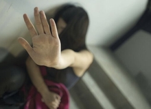 Bê bối hai lần bị bắt quả tang có hành vi nhạy cảm với học sinh, nữ giáo viên trẻ đối mặt án phạt nghiêm trọng
