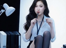 Mặc đồ thư ký nhưng body lại là "dân chuyên gym", màn khoe dáng đỉnh cao xao nhãng mọi ánh nhìn