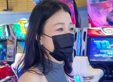 Ăn mặc phản cảm ngay giữa TTTM, cô gái khiến người xem "đứng hình" trước sự vô tư
